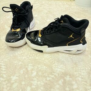 Jordan Shoes 4.5 in big Kids size —Black and Gold Athletic Sneakers. VGUC!